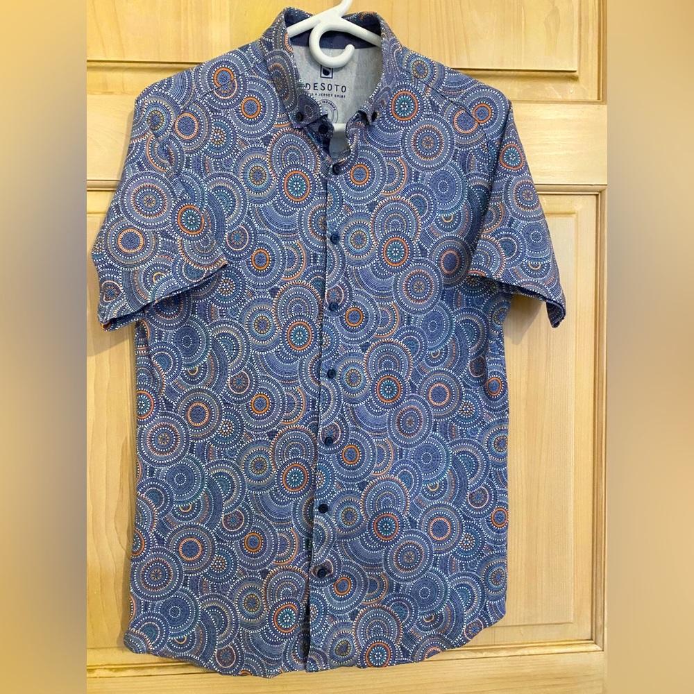 Men’s DESOTO short sleeve button up shirt. Excellent condition. Size M.